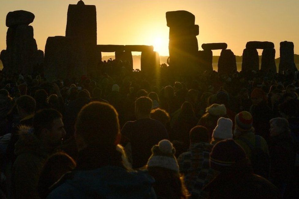 Thousands Gather to Witness Summer Solstice at Stonehenge
