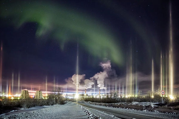 Rare Vertical 'Light Pillar' Auroras Loom in the Sky over Russia