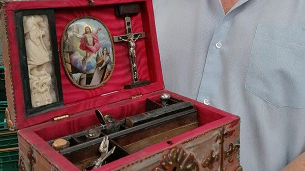 Mysterious 'Vampire-slaying Kit' up for Auction