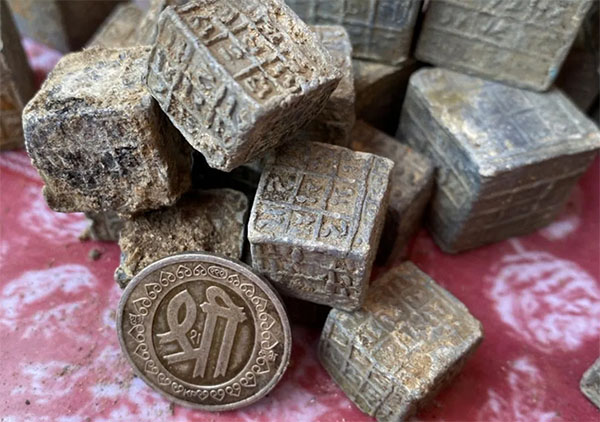 Mysterious Blocks with Inscriptions Found at the Bottom of River