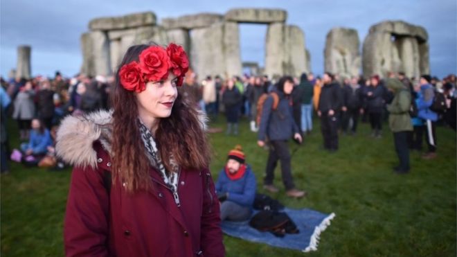 Winter Solstice: Thousands Gather at Stonehenge at Dawn