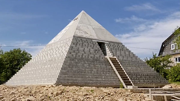 Russian Couple Recreate Great Pyramid of Giza in Their Garden