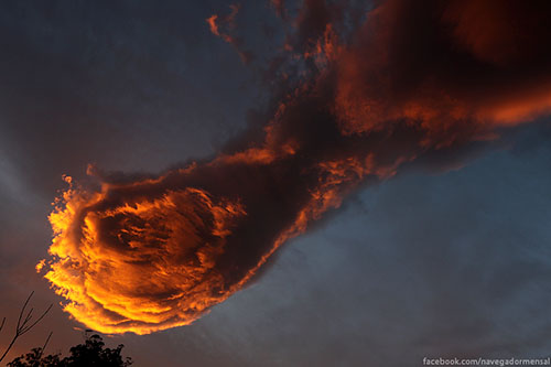 Amazing 'Fireball Cloud' Photographed Over Portugese Island