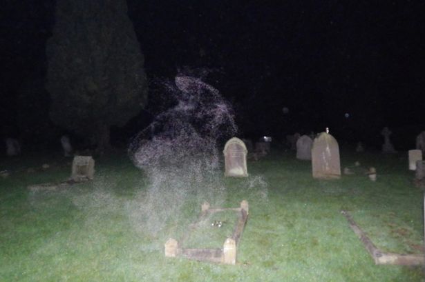 Sceptic Unexpectedly Snaps 'Grim Reaper' Apparition in Cemetery