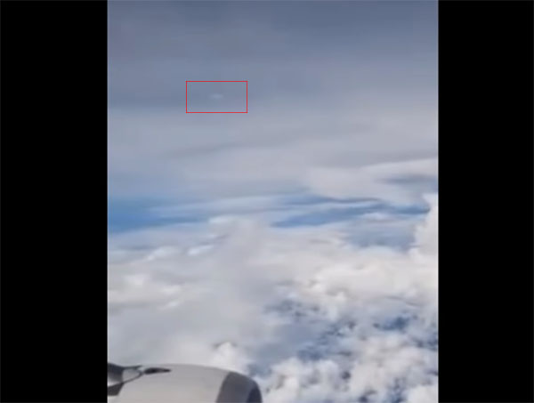 Airplane Passenger Records 'UFO' Over the Skies of Thailand