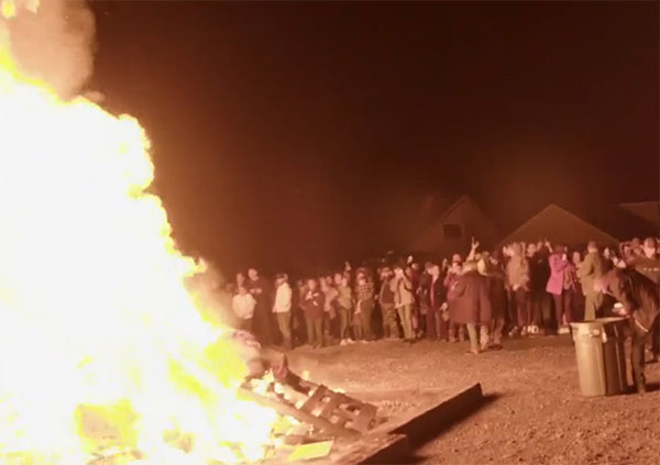 Pastor and Crowd Burn Harry Potter Novels in Anti-witch Crusade