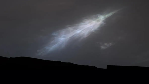 Rover Captures Dazzling Feather-like Clouds on Mars