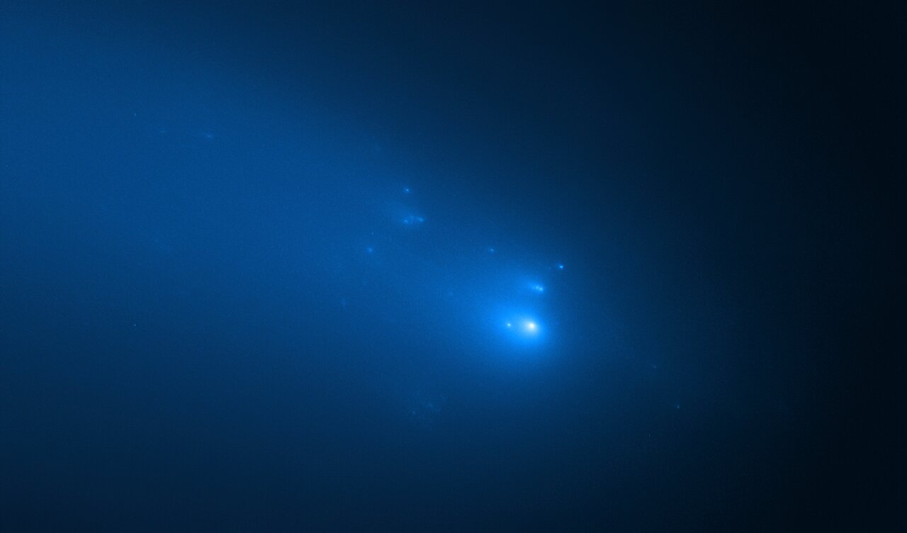 Hubble Telescope Captures Breakup of Comet ATLAS