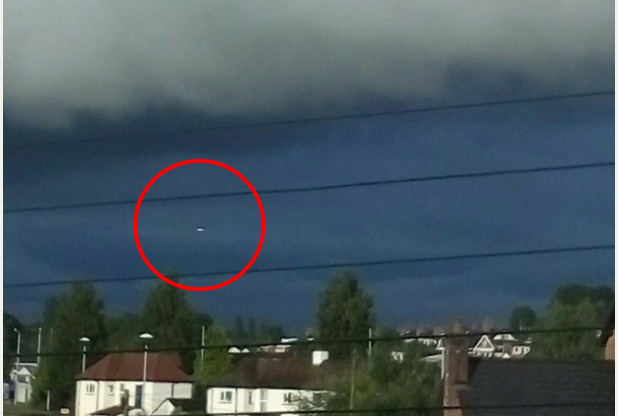 'Flickering UFO' Photographed Near Thunder Storm