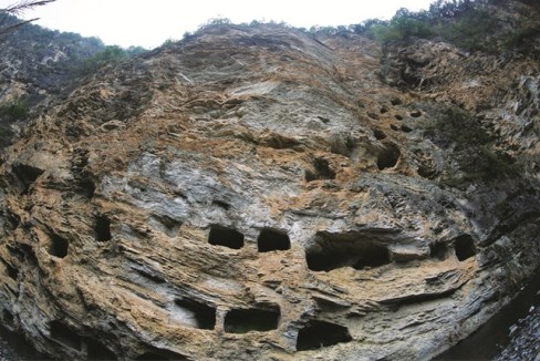 Cluster of Ancient Hanging Coffins Found in Hubei