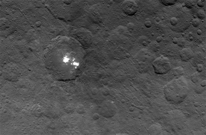 Mysterious 'Haze' Seen Above Ceres' Weird Bright Spots