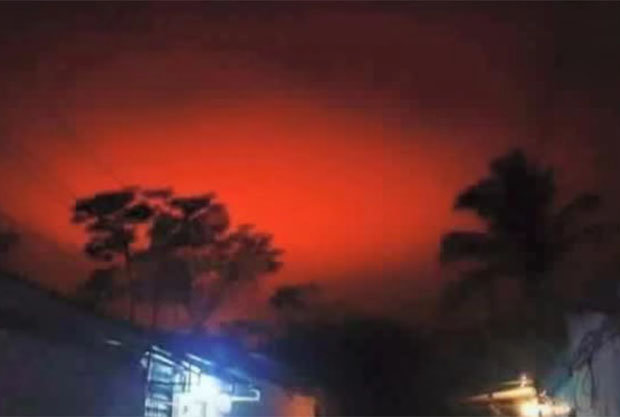 'Huge Fireball' Turns El Salvador Sky Blood Red