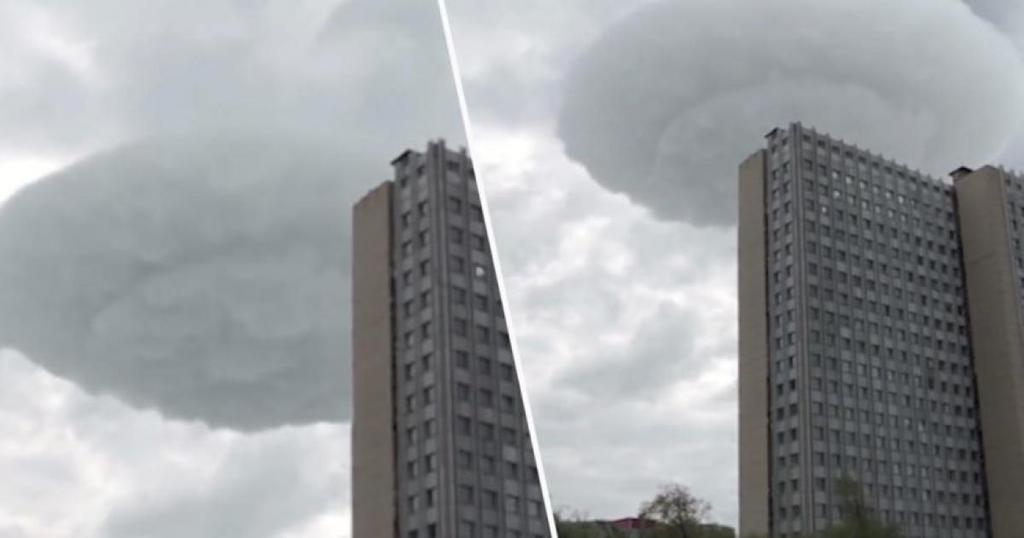 UFO-shaped Cloud Photographed 'Looming' Over Moscow