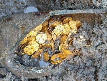 'Inestimable' Hoard of Roman Gold Coins Found in Basement