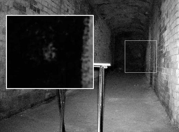 Investigator Snaps Face of 'Ghost Child' in Haunted Fort