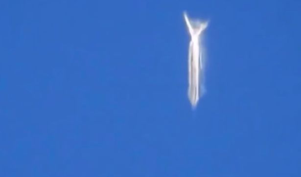 Baffled Plane Passenger Films 'Shape-shifting UFO'?