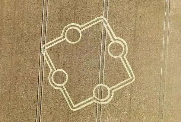 Square-shaped Crop Formation Found Near Stonehenge