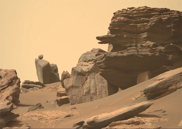 Weird Balancing Rock Photographed on Mars