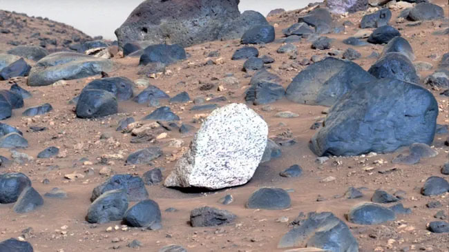 NASA Spots Bizarrely Light-toned Boulder on Mars