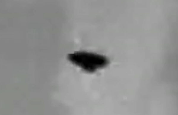 UFO 'Reacts' to Video Recording at Texas Border