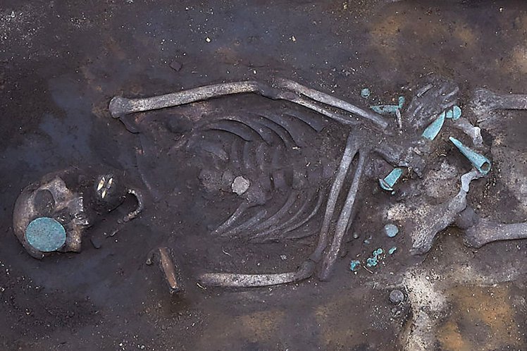 Ancient Body Found Clutching Knife and Dagger