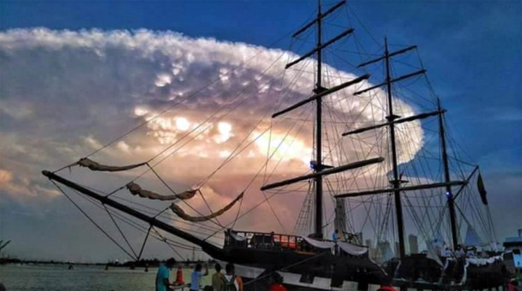 Giant 'UFO' Cloud Astounds Residents of Cartagena