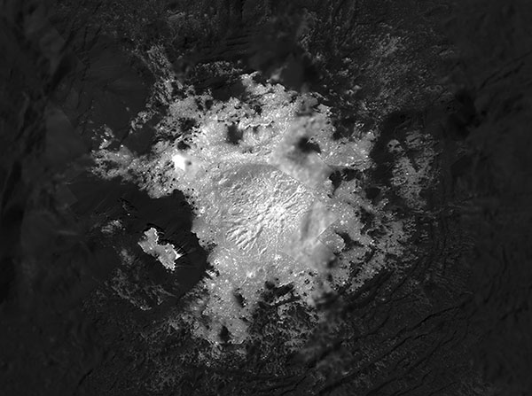 Dwarf Planet Ceres' Bright Spots Shine in Stunning Up-Close View