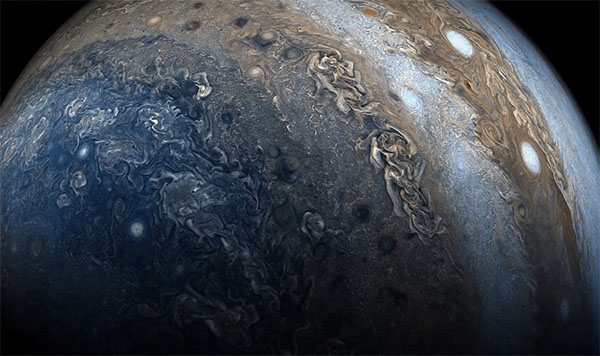 Stunning Jupiter Flyover Movie Created Out of Probe Photos
