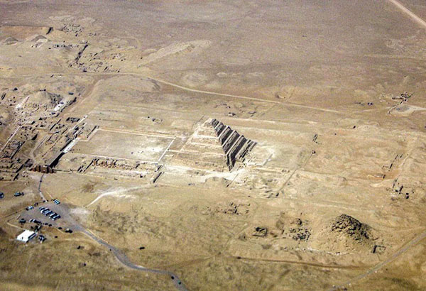 Did Ancient Egyptians Use Hydraulic Lifts to Build the Pyramids?