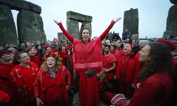 Hundreds Gather for Stonehenge Sunrise after Winter Solstice