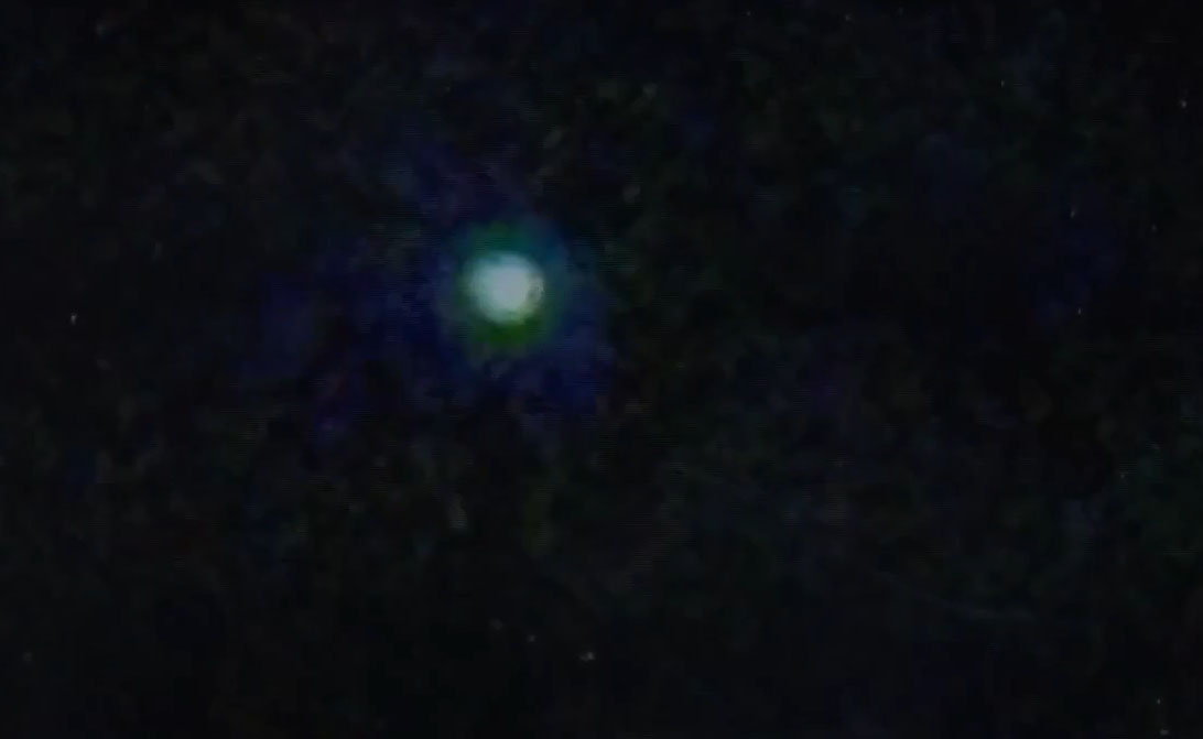 Flight Crew Captures Green 'UFO' on Camera