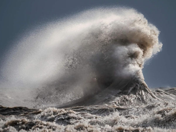 Photographer Captures 'Perfect Face' Wave During Storm