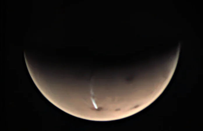 Strange Elongated Cloud Reappears on Mars